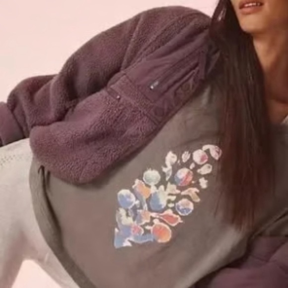 Free People Movement Inspire Logo Top NWOT - Picture 2 of 10